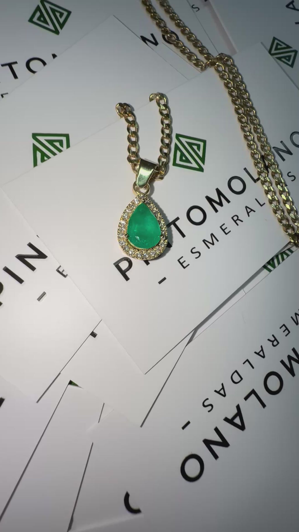 Dije con Esmeralda Talla Lágrima y Diamantes - Disponible para Fabricación