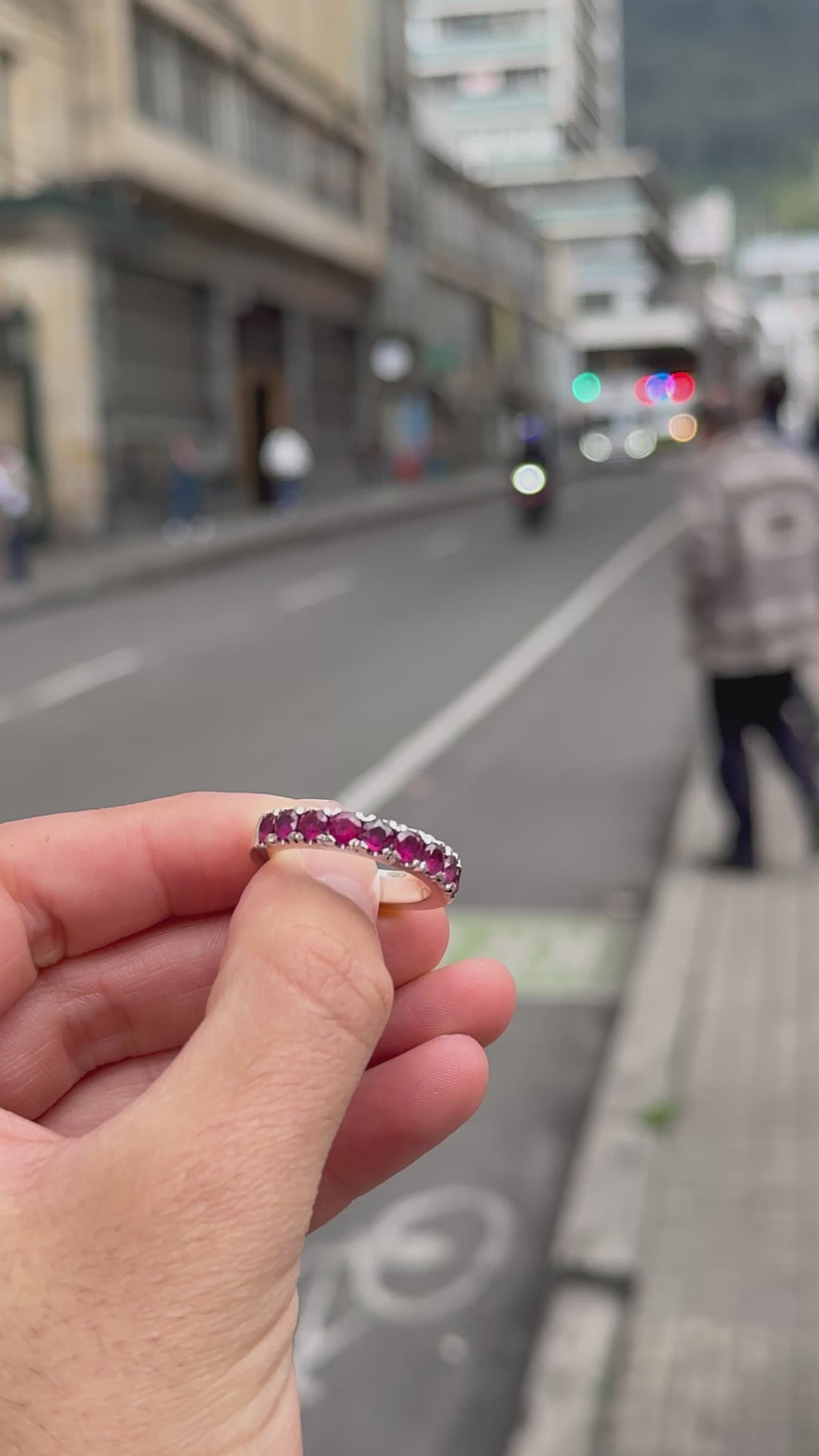 Anillo de Hombre en Plata – Cintillo con 9 Rubíes Naturales de 4 mm