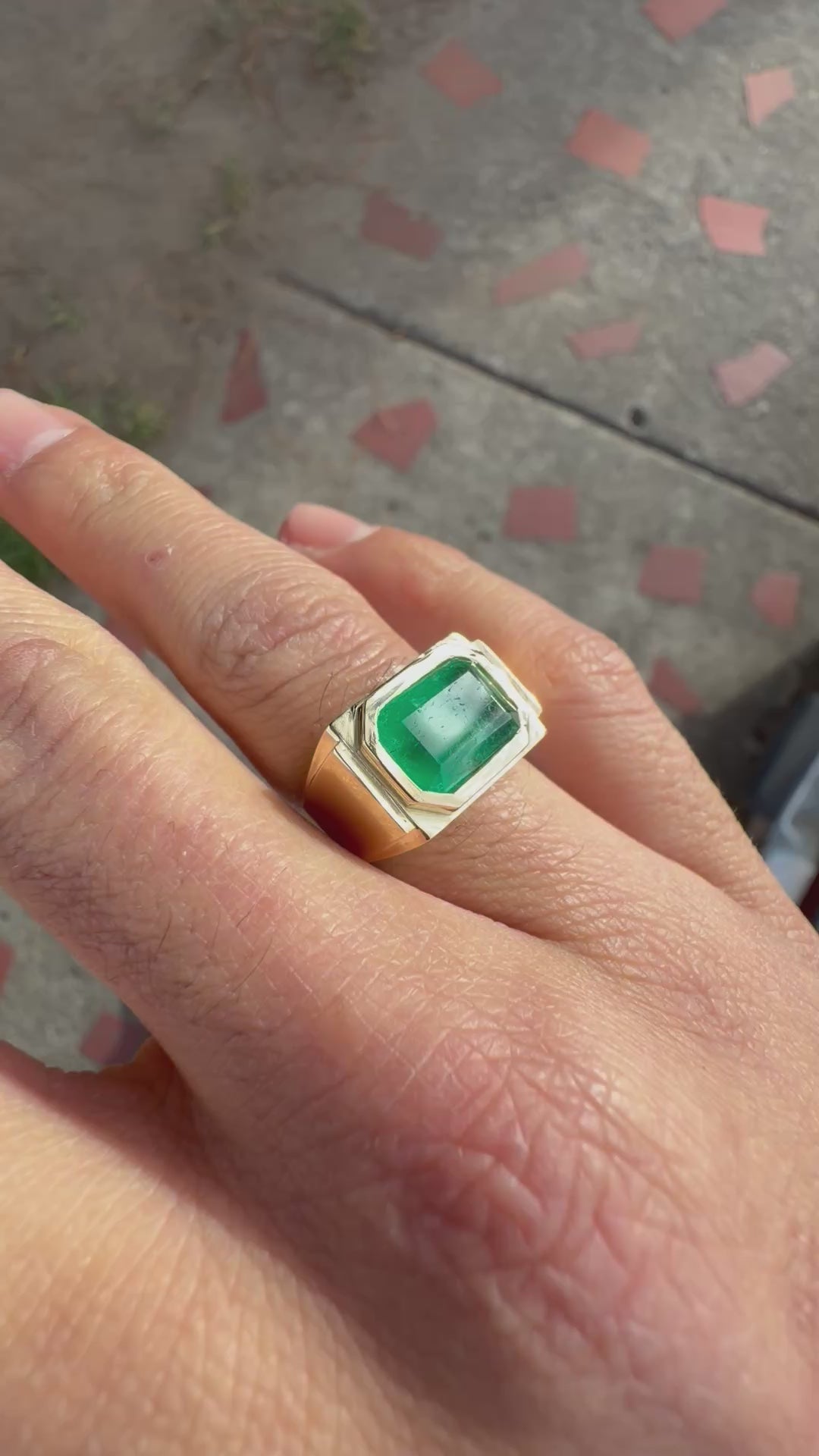 Anillo En Oro Bicelado con Esmeralda - Disponible para Fabricación