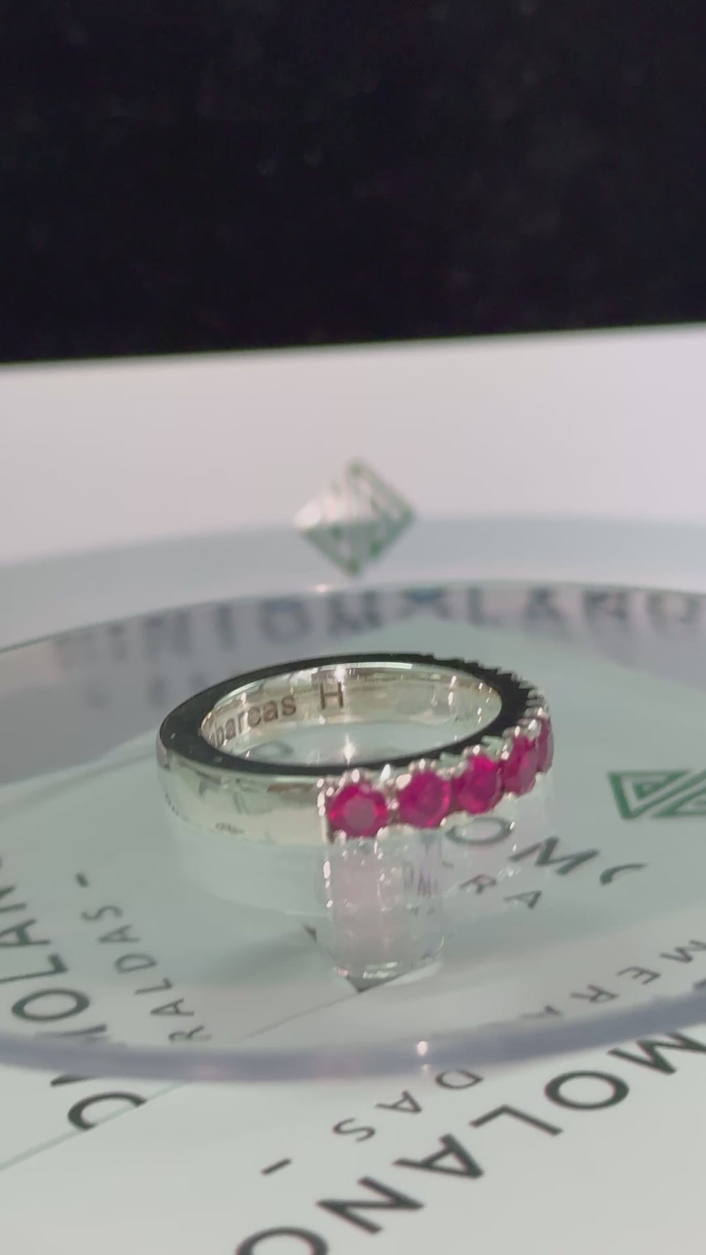 Anillo de Hombre en Plata – Cintillo con 9 Rubíes Naturales de 4 mm