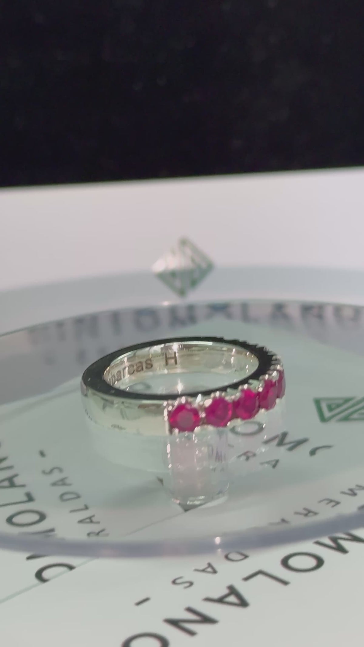 Anillo de Hombre en Plata – Cintillo con 9 Rubíes Naturales de 4 mm