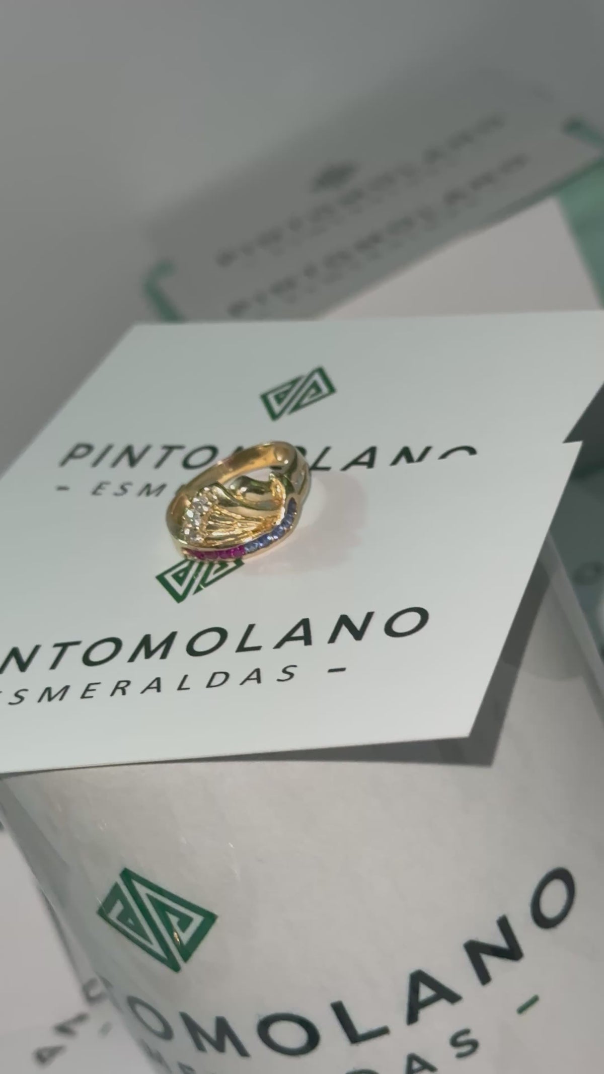 Anillo en Oro 18K (Ley 750) con Diamantes, Rubíes y Zafiros