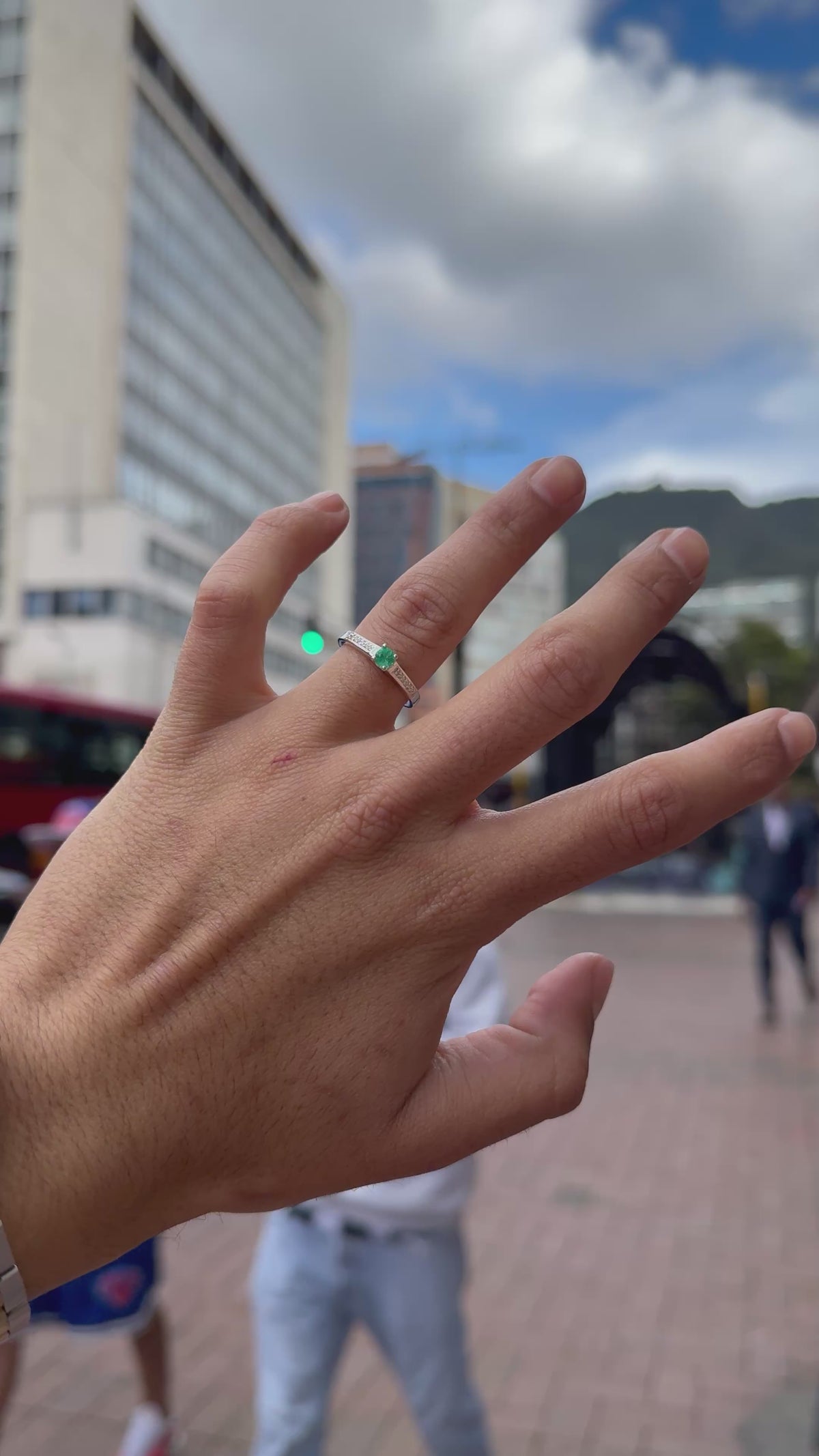 Anillo Catedral Fabricado en Plata con Esmeralda