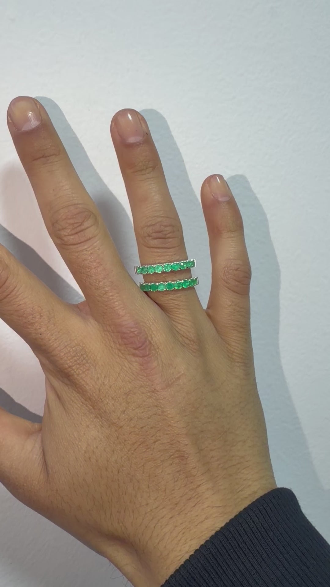 Anillo Cintillo Fabricado en Plata con 9 Esmeraldas