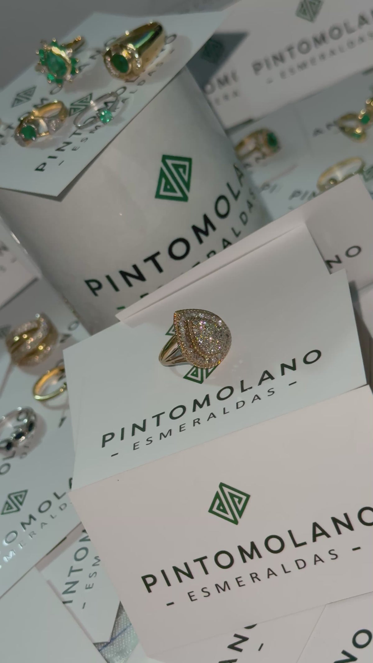 Anillo en Oro 18K (Ley 750) con Diamantes en Pavé