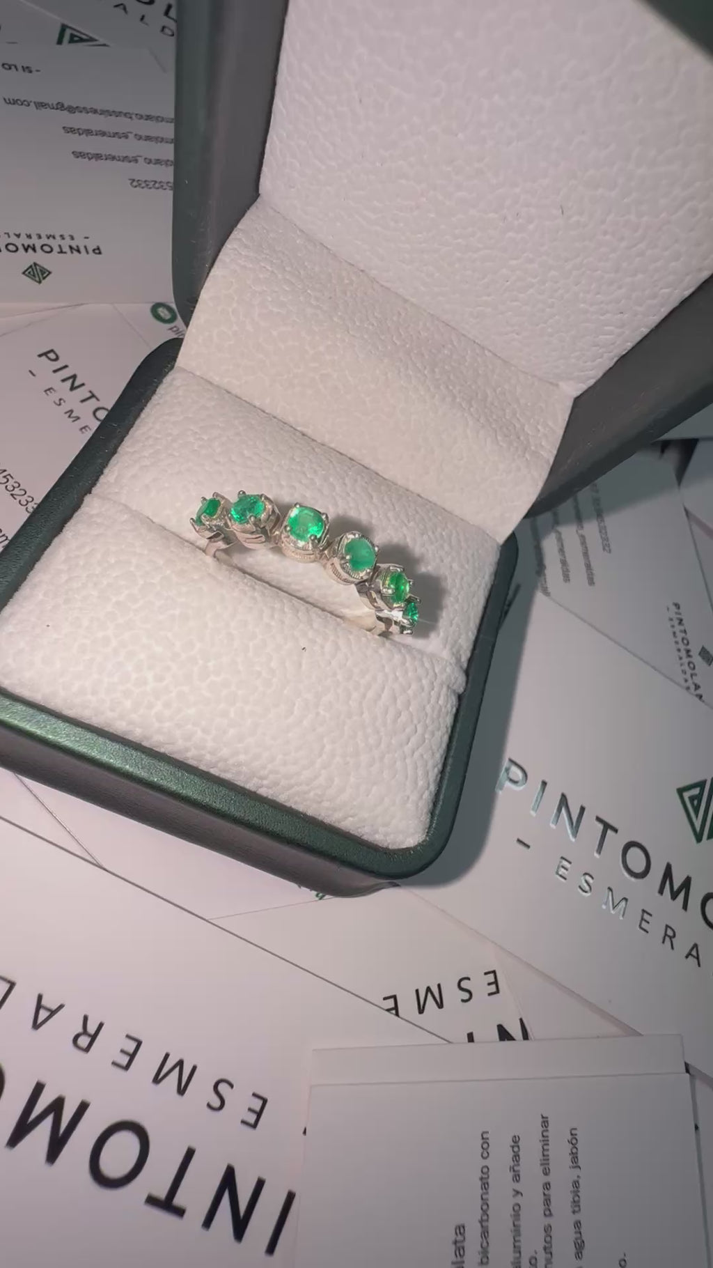 Anillo En Plata Con 6 Esmeraldas - Disponible para Fabricación