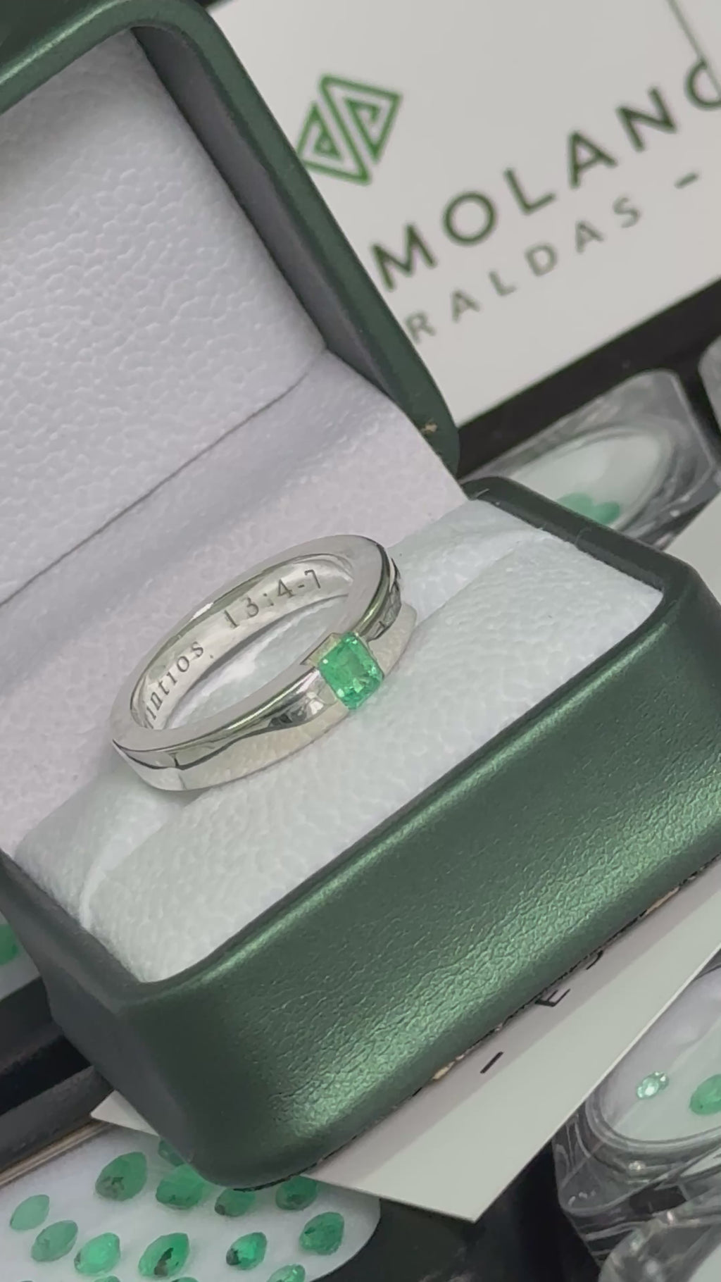 Anillo de Hombre en Plata con Esmeralda Natural – Diseño Bisel Cuadrado