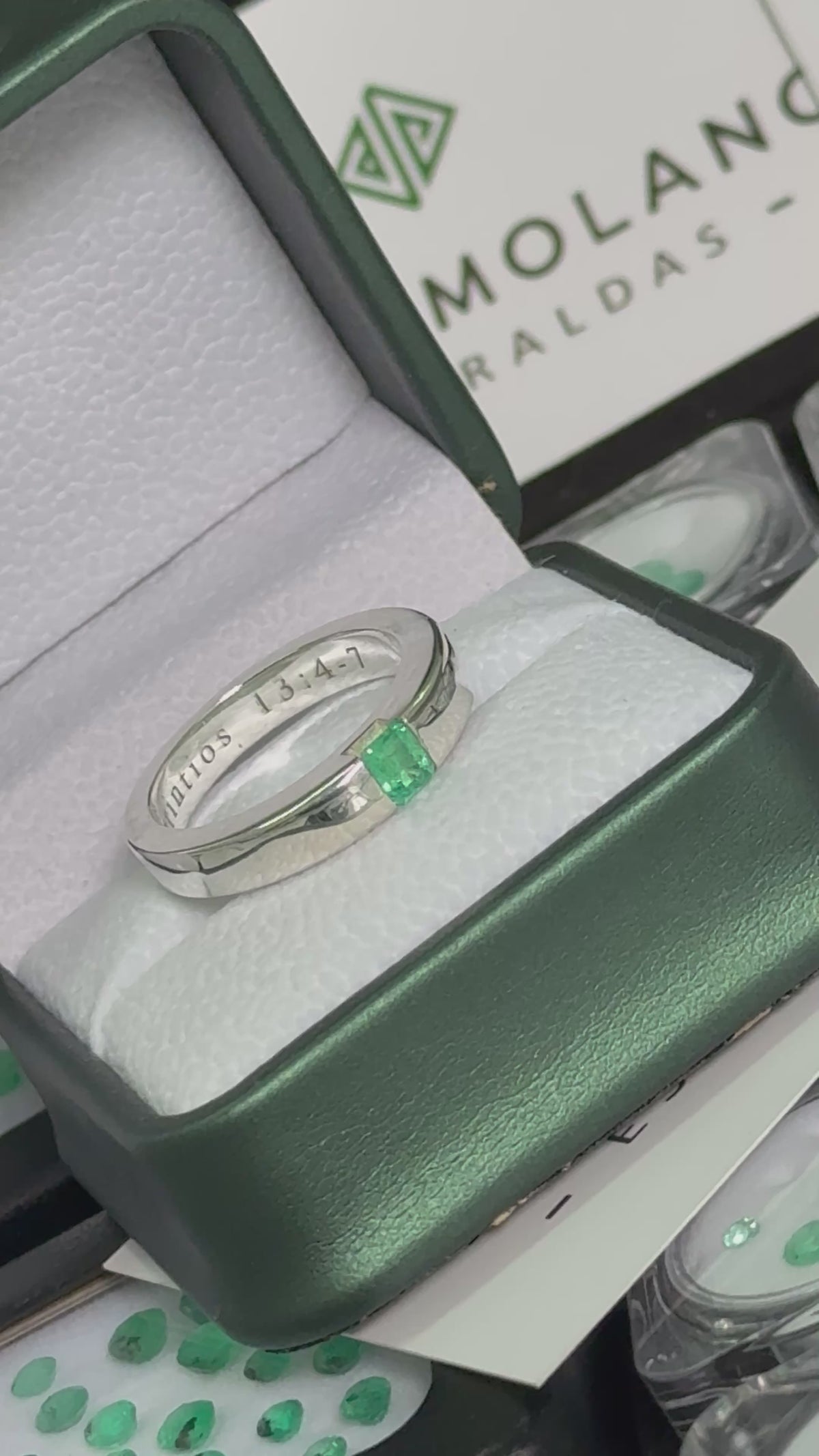 Anillo de Hombre en Plata con Esmeralda Natural – Diseño Bisel Cuadrado