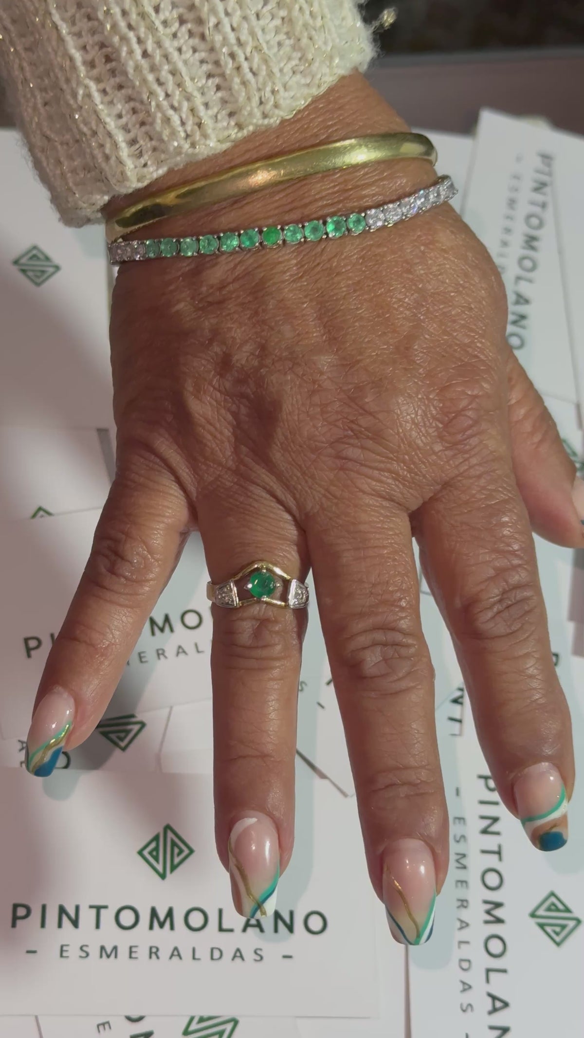 Anillo en Oro 18K (Ley 750) con Esmeralda Central y Circones Laterales