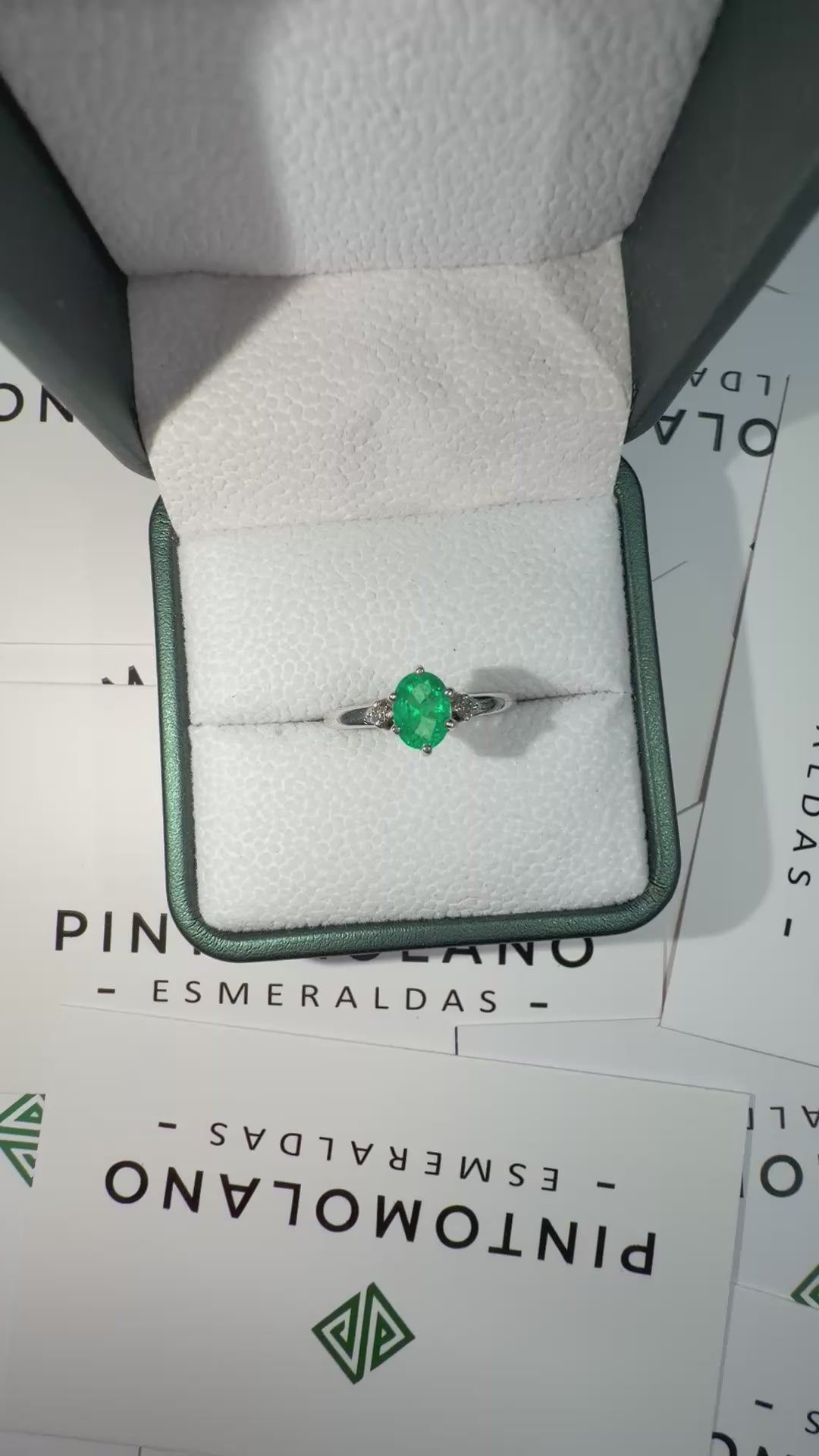 Anillo En Oro Blanco Esmeralda Óvalo y Dos Diamantes - Disponible Para Fabricación