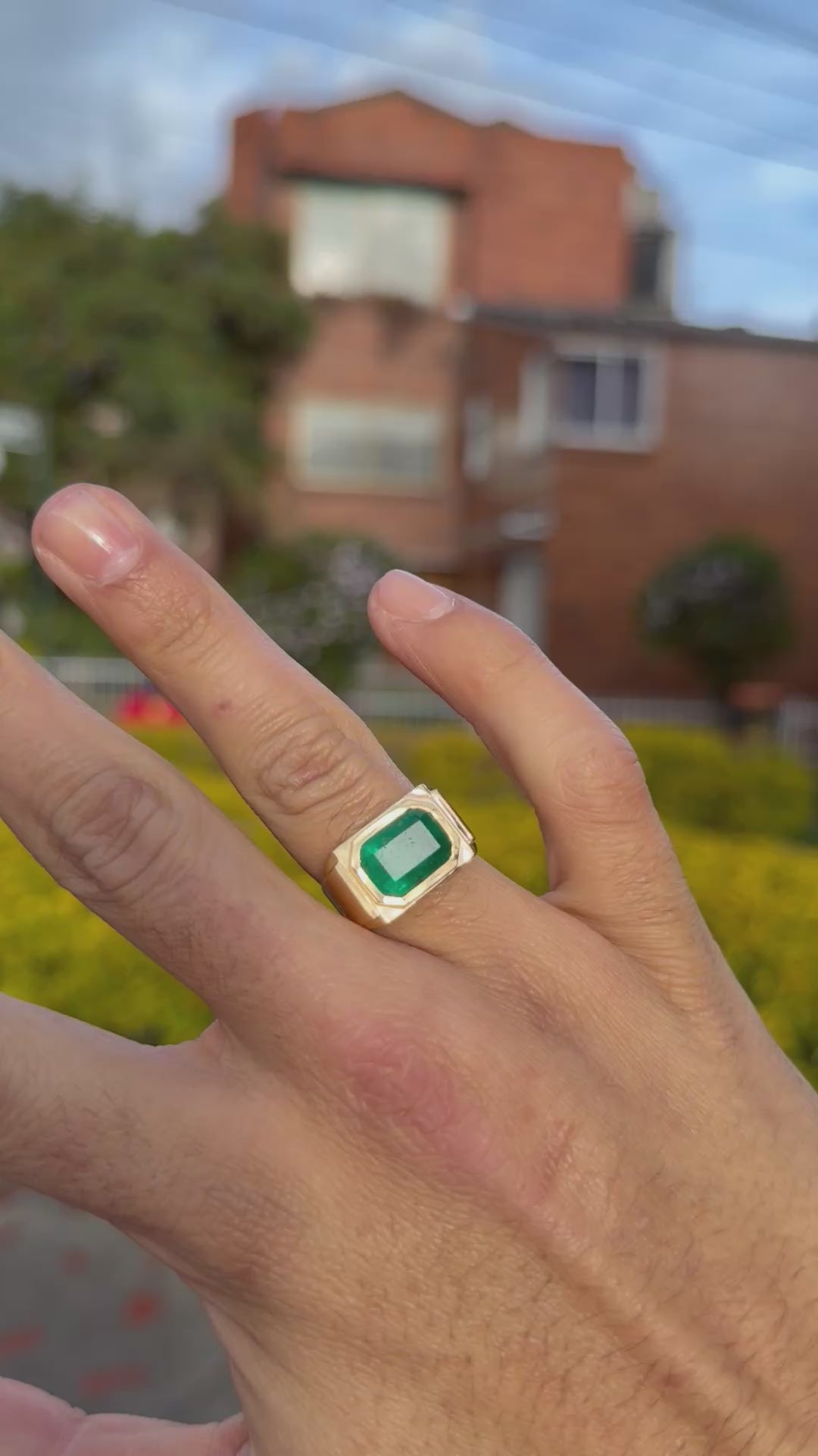Anillo En Oro Bicelado con Esmeralda - Disponible para Fabricación