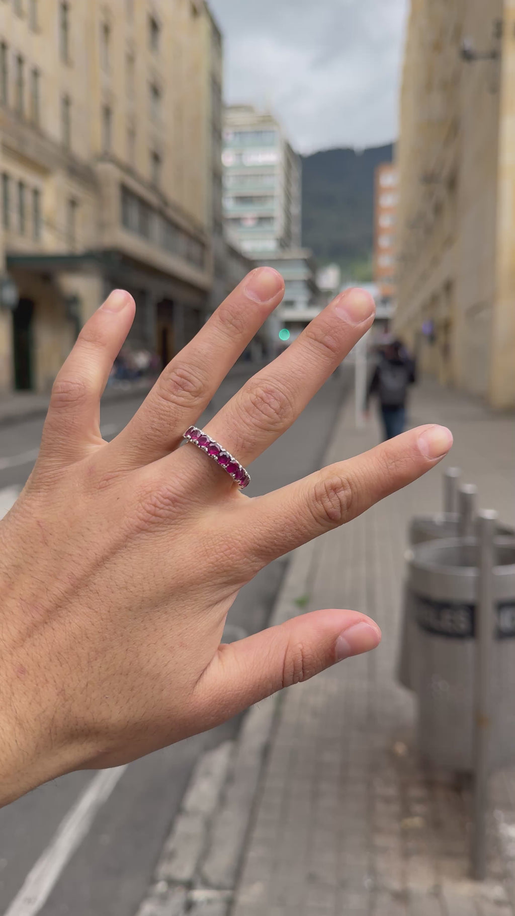 Anillo de Hombre en Plata – Cintillo con 9 Rubíes Naturales de 4 mm