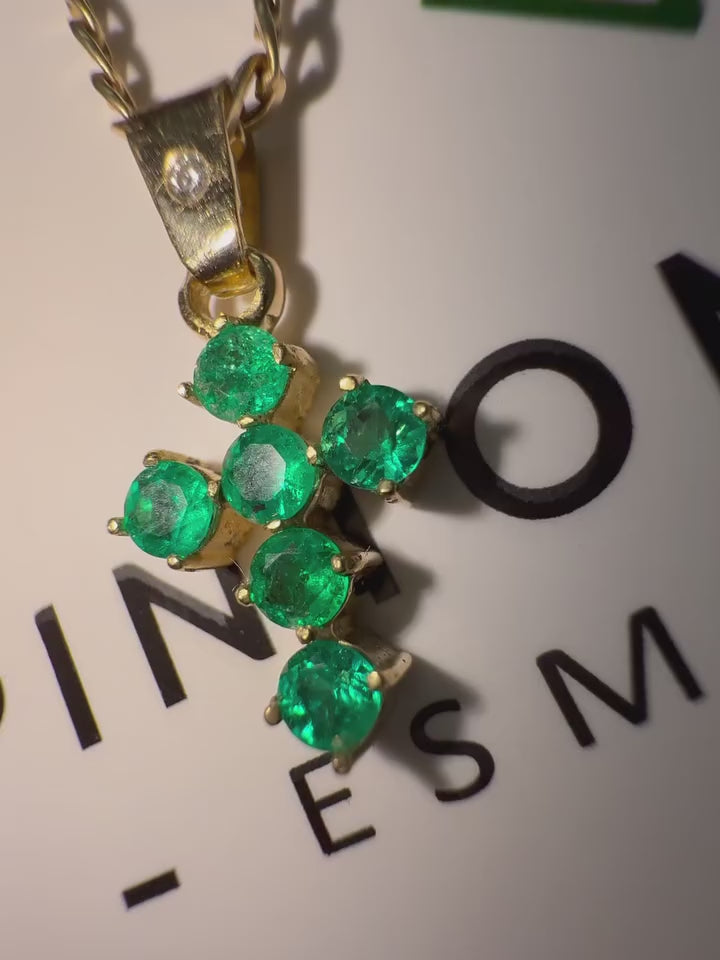 Dije De Cruz con Esmeraldas y Un Diamante (Disponible para Fabricación)