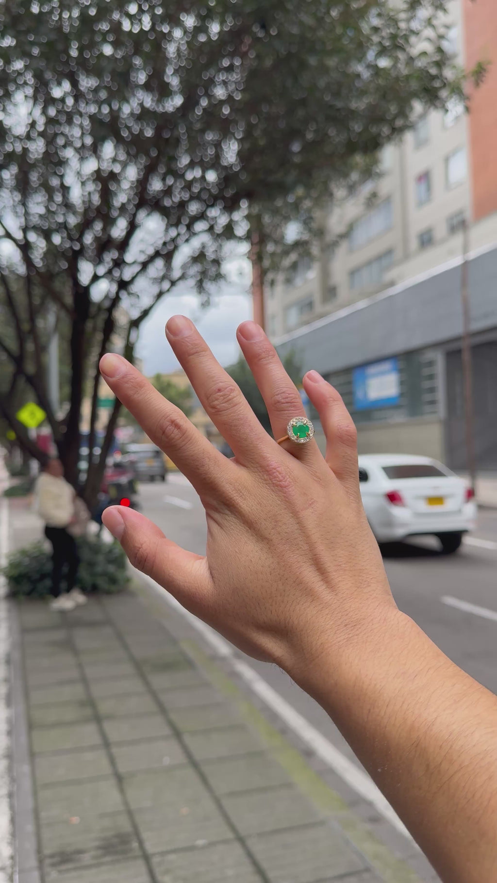Anillo Fabricado en Oro 18k con Diamantes y Esmeralda