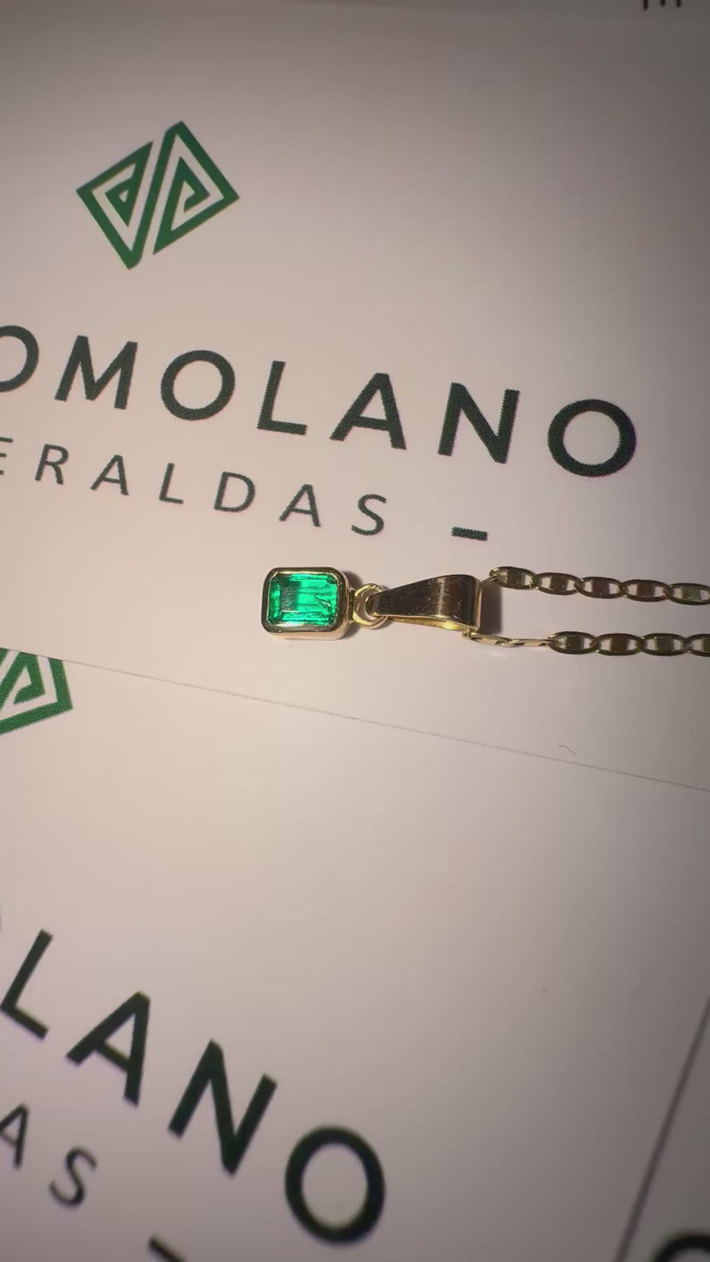 Dije en Oro con Esmeralda Talla Esmeralda