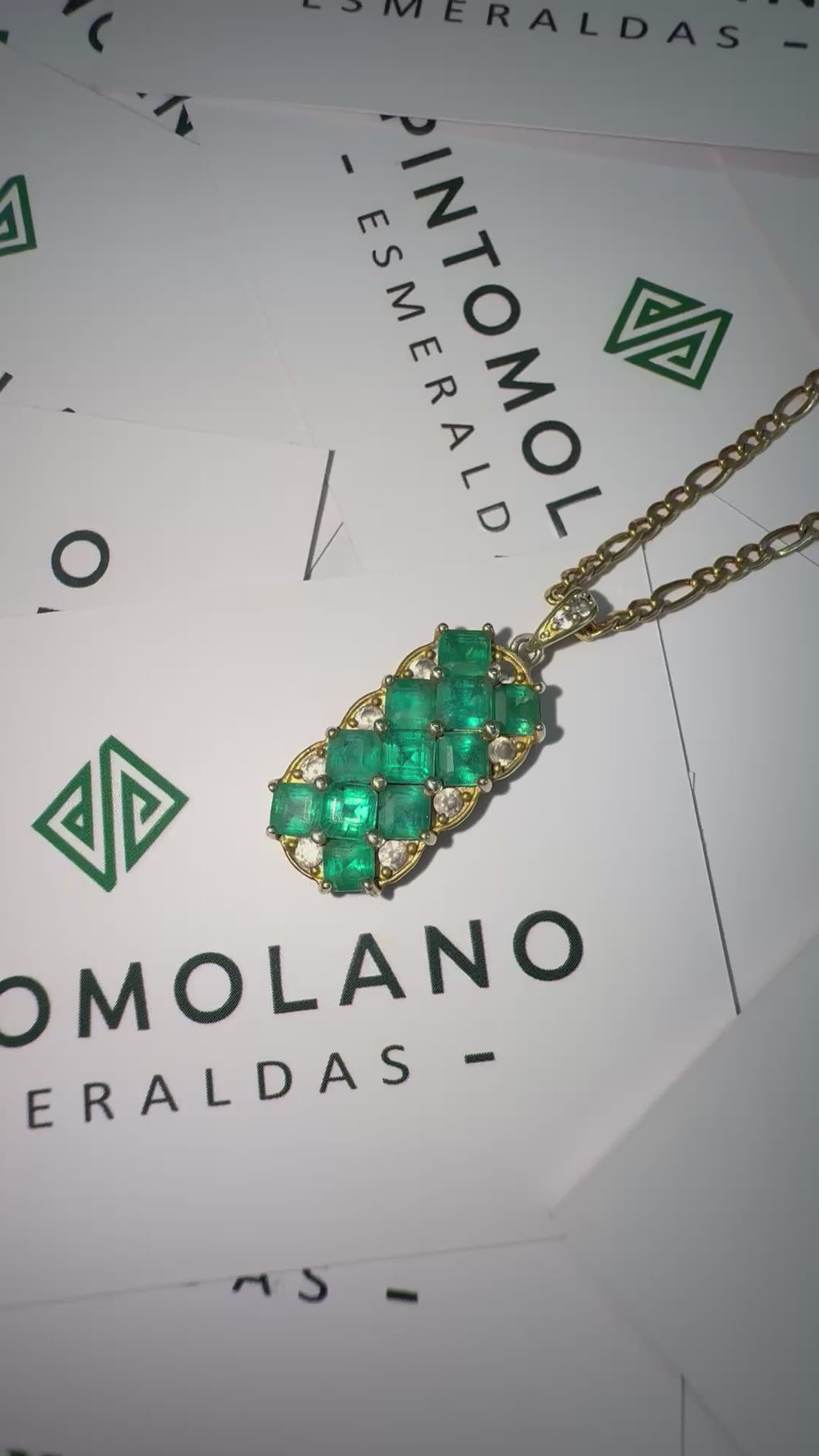 Dije Exclusivo En Oro con 11 Esmeraldas - Disponible para Fabricación