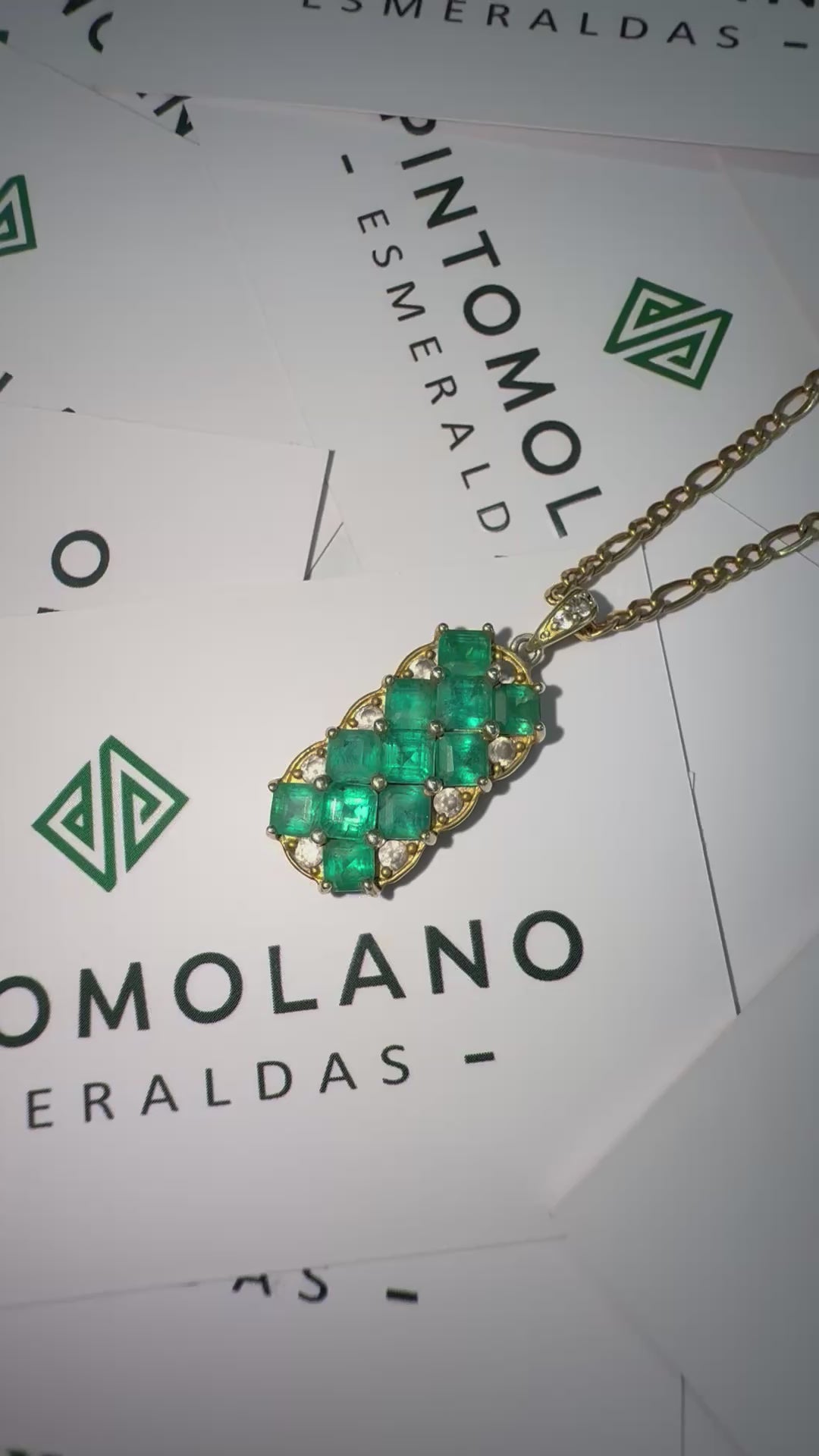 Dije Exclusivo En Oro con 11 Esmeraldas - Disponible para Fabricación