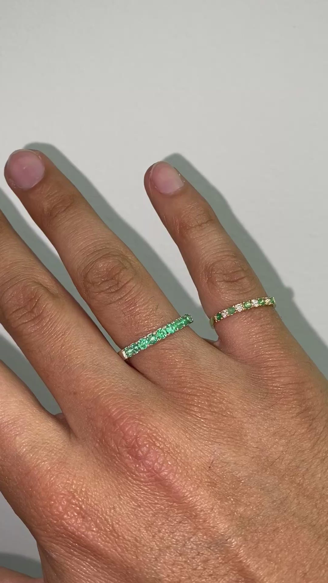 Anillo Cintillo Fabricado en Plata con 9 Esmeraldas