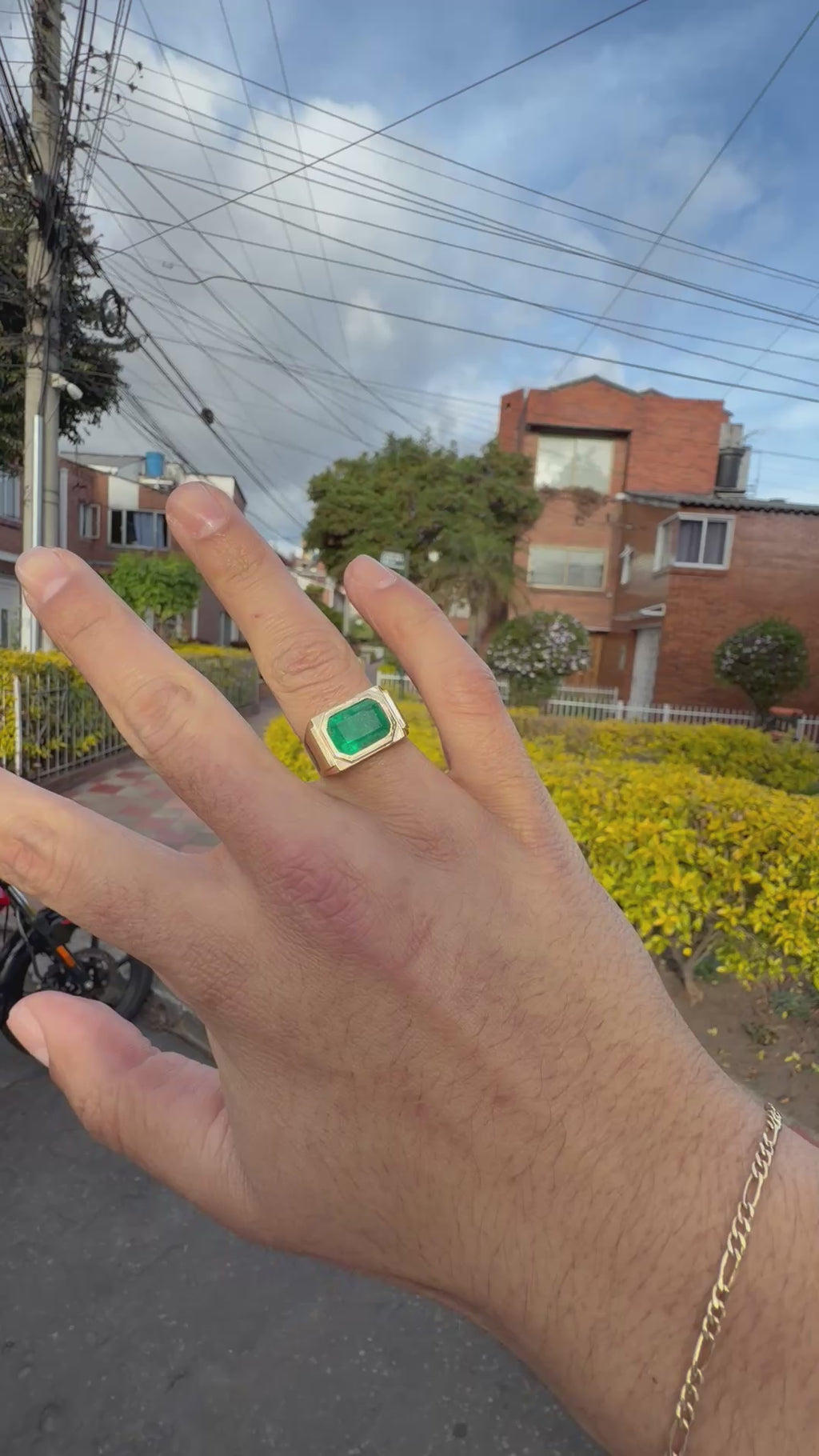 Anillo En Oro Bicelado con Esmeralda - Disponible para Fabricación