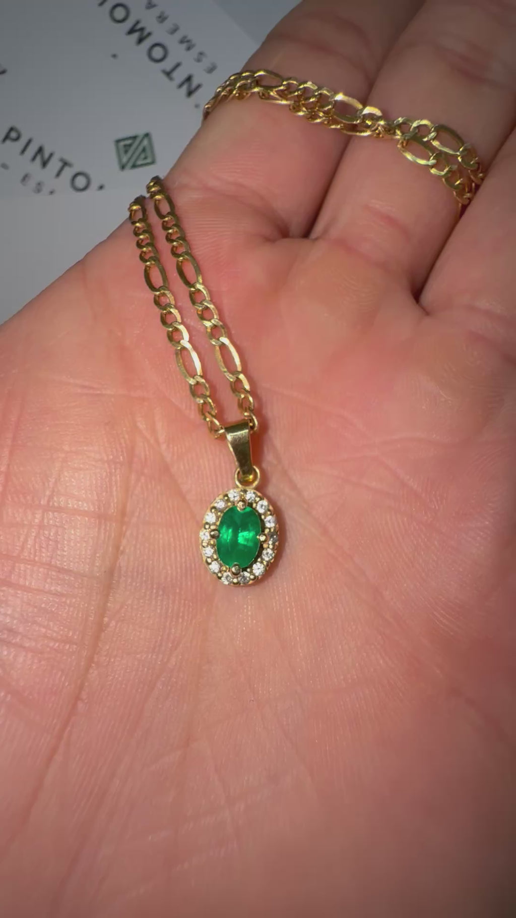 Dije en Oro con Esmeralda Ovalada y Diamantes